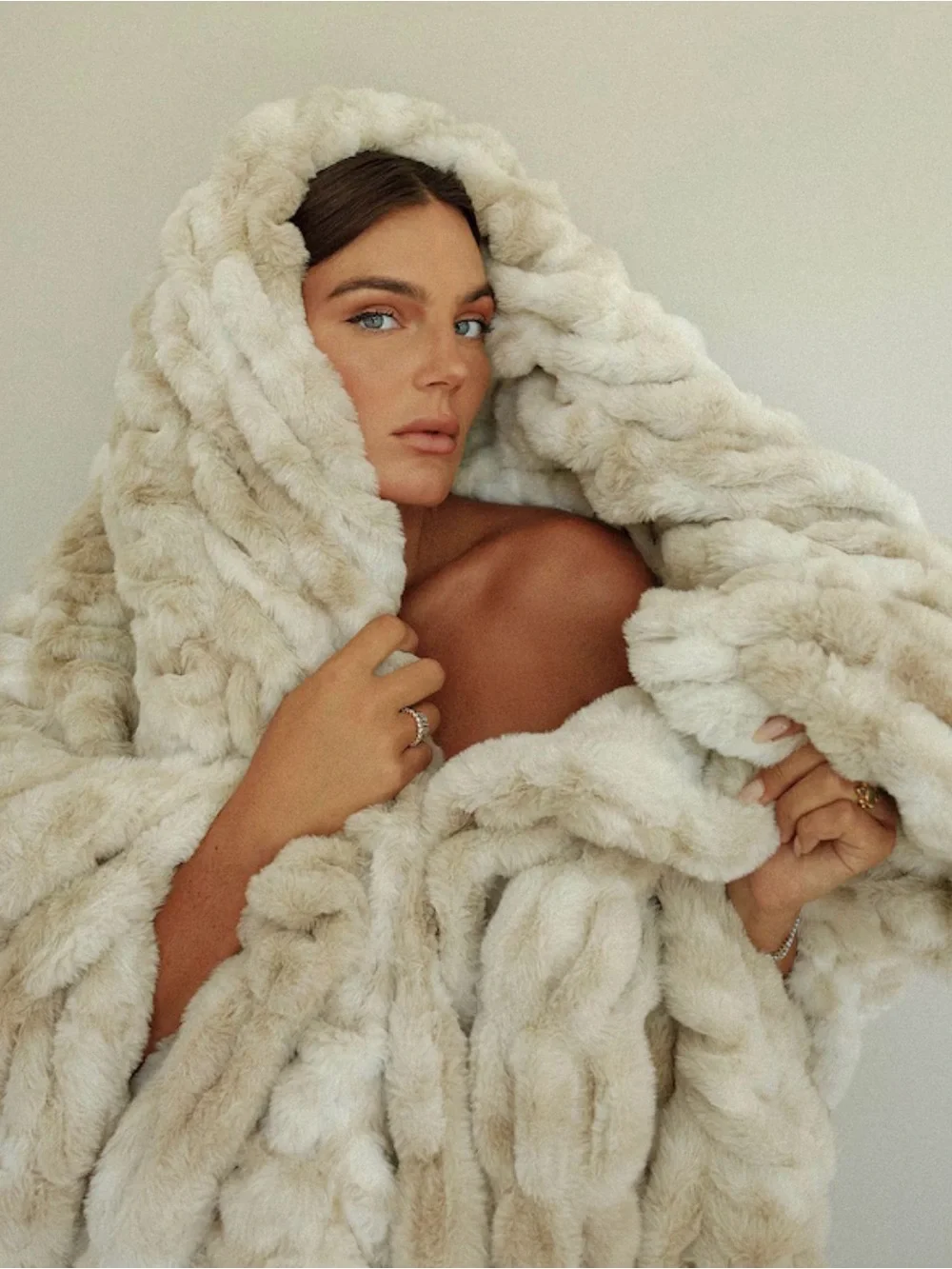 Lola Blankets x TEZZA in Coco Butter (NWT) - Picture 5 of 11